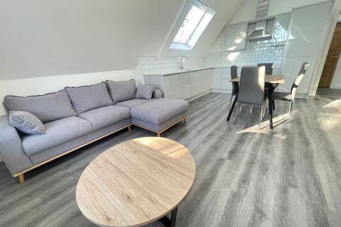 3 bedroom flat to rent, Wilbraham Road, Manchester M14