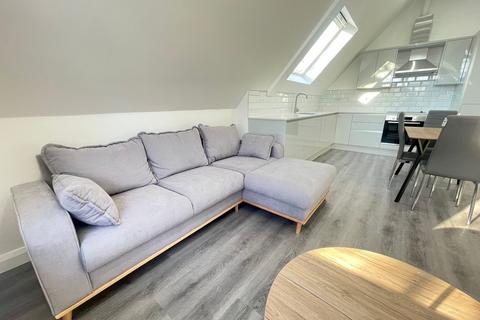 3 bedroom flat to rent, Wilbraham Road, Manchester M14