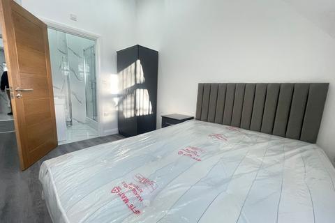 3 bedroom flat to rent, Wilbraham Road, Manchester M14