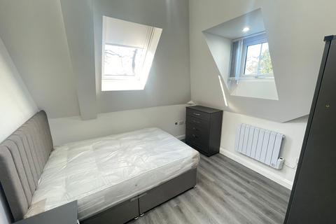 3 bedroom flat to rent, Wilbraham Road, Manchester M14