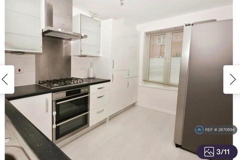 3 bedroom semi-detached house to rent, Conference Road, Aylesbury, HP18