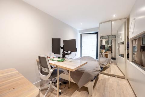 Studio to rent, Palace Court, Notting Hill, London, W2