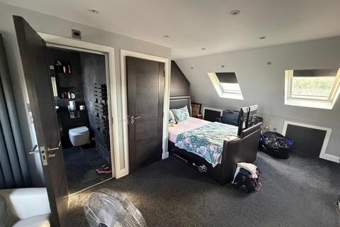 4 bedroom semi-detached house to rent, Haslemere Avenue, HOUNSLOW, Middlesex, TW5
