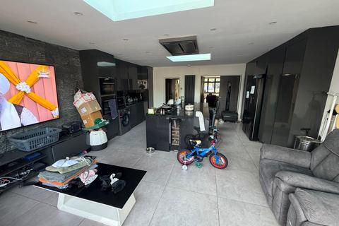 4 bedroom semi-detached house to rent, Haslemere Avenue, HOUNSLOW, Middlesex, TW5
