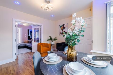 2 bedroom detached house to rent, Albert Gardens, Manchester, M40
