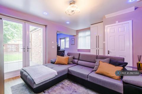 2 bedroom detached house to rent, Albert Gardens, Manchester, M40