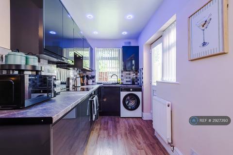 2 bedroom detached house to rent, Albert Gardens, Manchester, M40