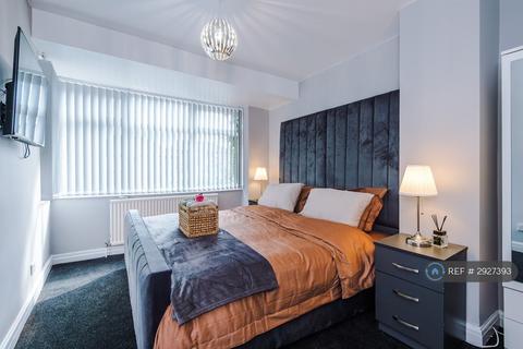 2 bedroom detached house to rent, Albert Gardens, Manchester, M40