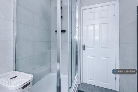 2 bedroom detached house to rent, Albert Gardens, Manchester, M40