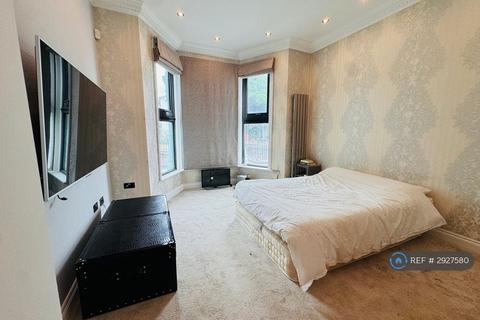 1 bedroom end of terrace house to rent, The Drive, Ilford, IG1