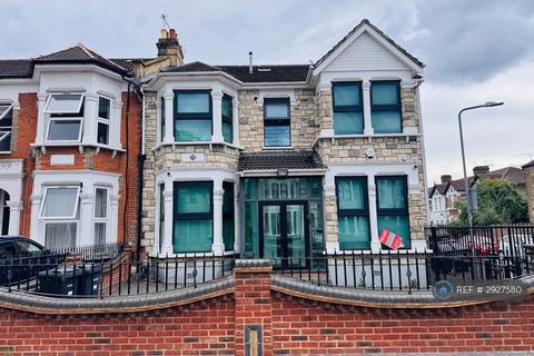 1 bedroom end of terrace house to rent, The Drive, Ilford, IG1