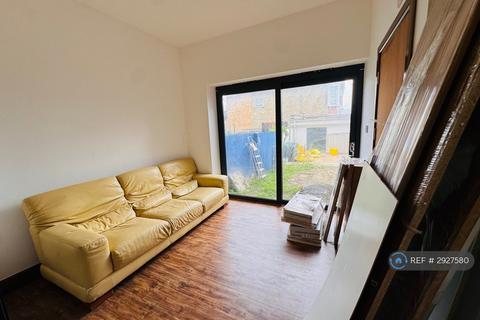 1 bedroom end of terrace house to rent, The Drive, Ilford, IG1