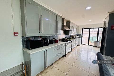 1 bedroom end of terrace house to rent, The Drive, Ilford, IG1