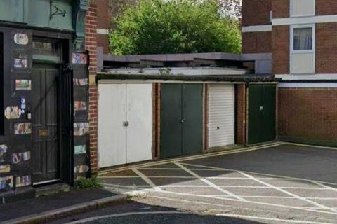 Garage to rent, Lant Street, London SE1