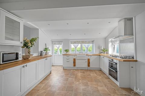 3 bedroom end of terrace house for sale, The Promenade, Penclawdd, Swansea