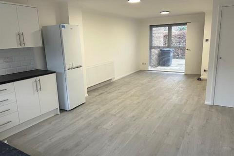 3 bedroom house to rent, Aspen Close, Ealing, W5