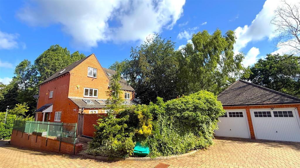 4 bedroom semi-detached house for sale