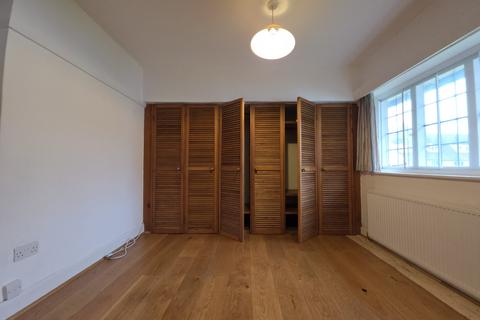 2 bedroom flat for sale, Waterlow Court, Heath Close, London, NW11