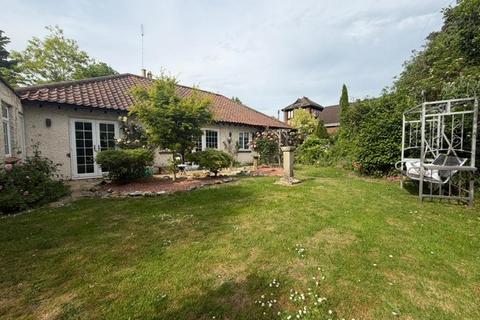 3 bedroom detached bungalow to rent, Broadway, PETERBOROUGH
