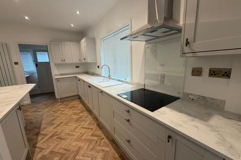 3 bedroom detached bungalow to rent, Broadway, PETERBOROUGH