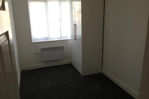 2 bedroom flat to rent, Station Road, Hounslow TW3
