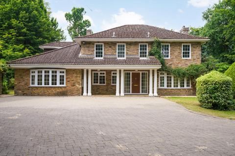 5 bed detached house for rent in Woodstock, Old Avenue, West Byfleet, Surrey KT14