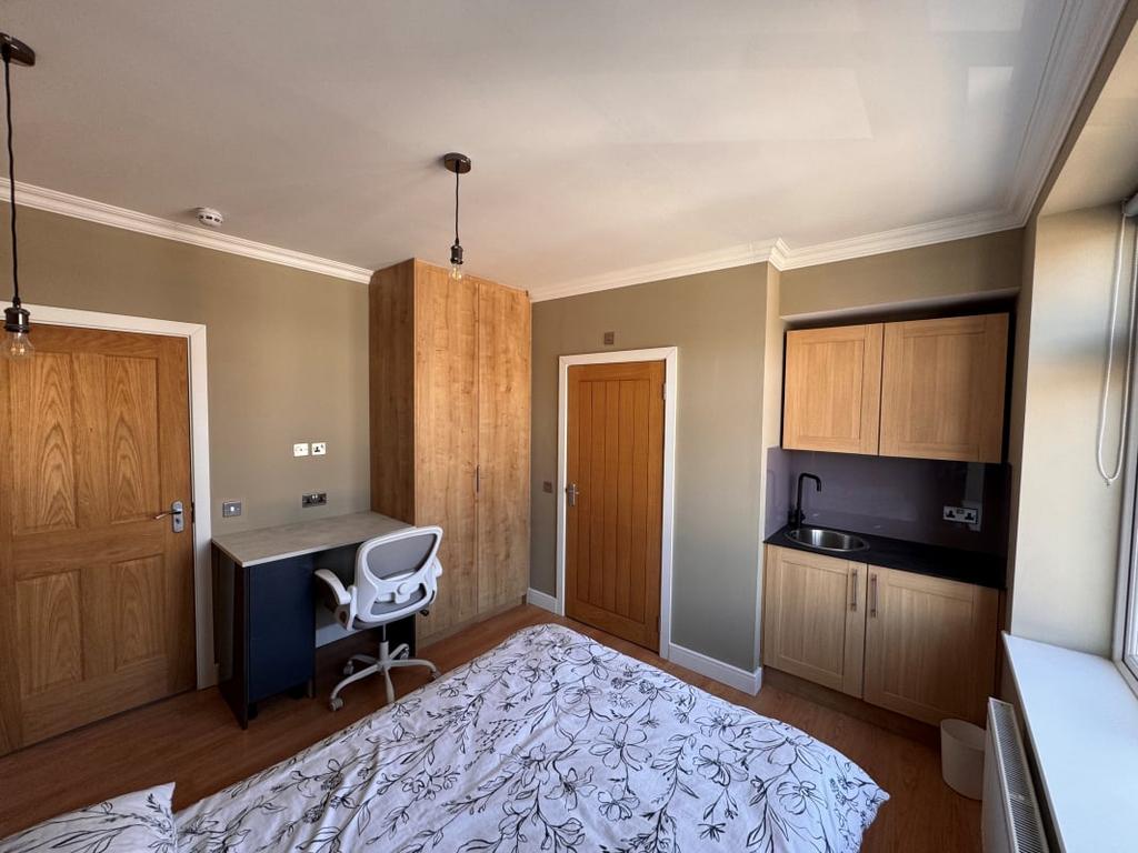 Apartment in Leicester, Knighton Fields - View 5