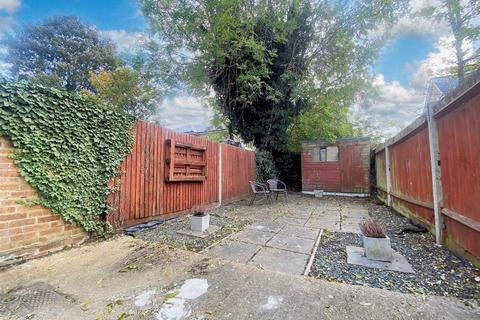 2 bedroom terraced house to rent, Chiltern View Road, Uxbridge, UB8