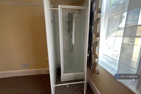 Studio to rent, Tonbridge Road, Maidstone, ME16