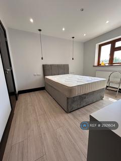 1 bedroom in a house share to rent, Victoria Court, Feltham, TW14
