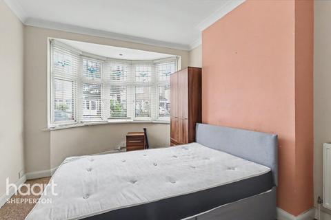 1 bedroom in a house share to rent, Guildford Avenue, FELTHAM
