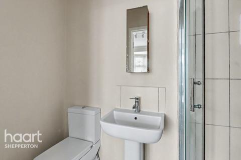 1 bedroom in a house share to rent, Guildford Avenue, FELTHAM