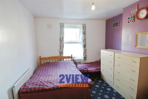 2 bedroom house to rent, Harold Street, Hyde Park, Leeds