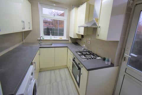3 bedroom semi-detached house to rent, Eastcote Lane, Harrow HA2