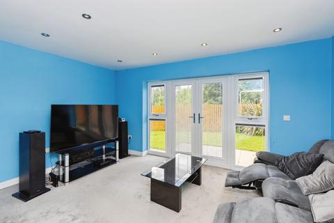 3 bedroom semi-detached house for sale, Mill Rise, Huddersfield, HD4