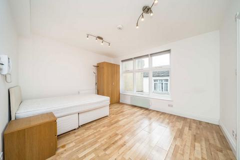 Studio to rent, Station Parade, London SW12