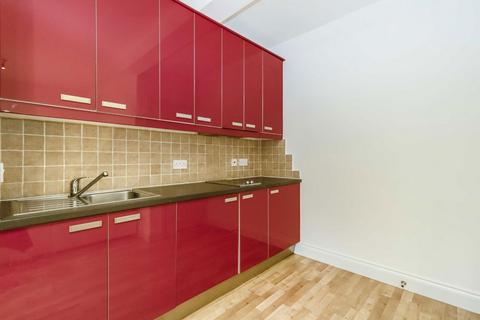 Studio to rent, Station Parade, London SW12