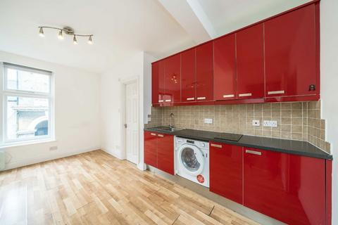 Studio to rent, Station Parade, London SW12