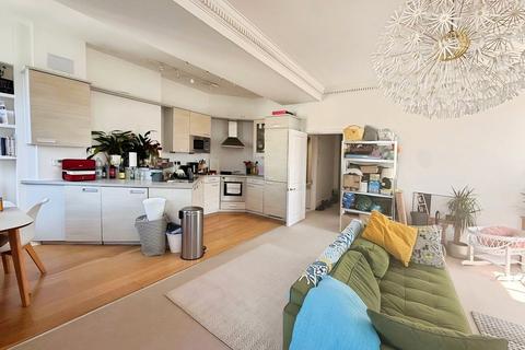 2 bedroom flat to rent, Windlesham Road, East Sussex BN1