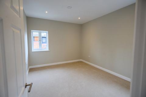 2 bedroom flat to rent, Fleet Road, Hampshire GU51