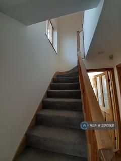 3 bedroom semi-detached house to rent, Terryfield Road, High Wycombe, HP13