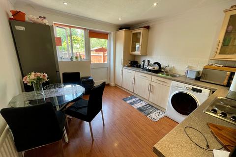 2 bedroom house to rent, Farriers Court, Peterborough, PE2