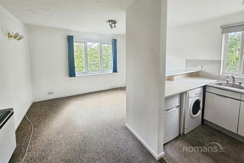 1 bedroom flat to rent, Littlebrook Avenue, Slough, SL2