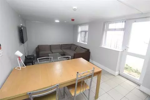 5 bedroom house to rent – pohled 4