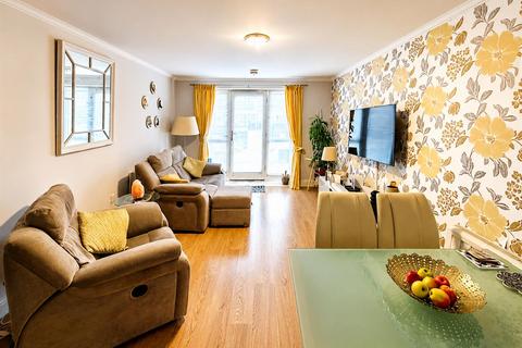 3 bedroom apartment for sale, Ovaltine Drive, Kings Langley WD4