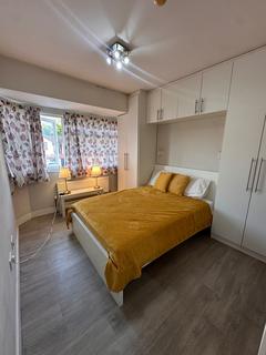 1 bedroom in a house share to rent, Langley Crescent, Hayes UB3