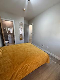 1 bedroom in a house share to rent, Langley Crescent, Hayes UB3