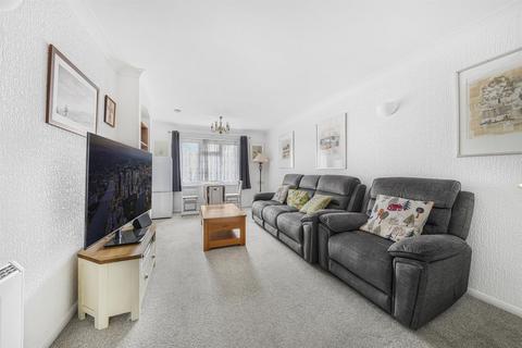 2 bedroom apartment for sale, Chelwood Close, London E4