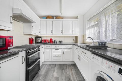 2 bedroom apartment for sale, Chelwood Close, London E4