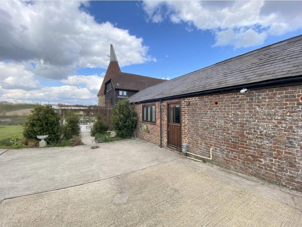 Road, Penshurst, Tonbridge Studio £795 pcm (£183 pw)
